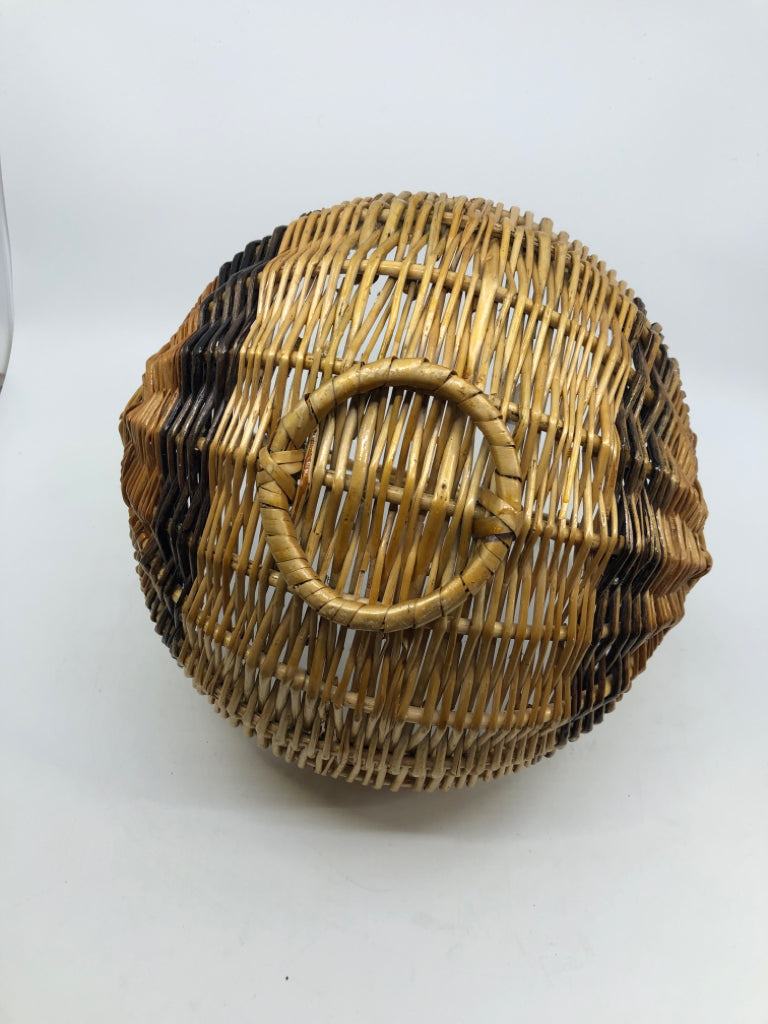 FOOTED CIRCLE BASKET W/ BLACK STRIPE 1 BRAIDED HANDLE.