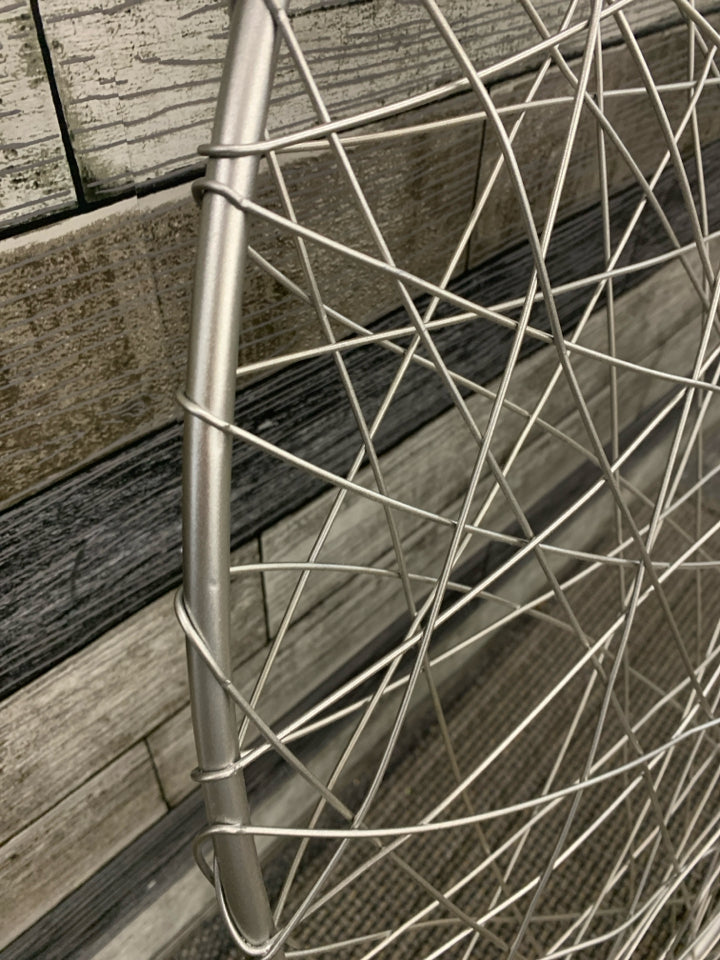 WIRE CIRCLE METAL DECOR WALL-HANGING.