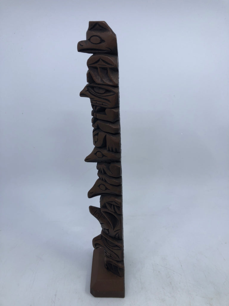 HAND CARVED WOOD TOTEM POLE SCULPTURE BROWN.