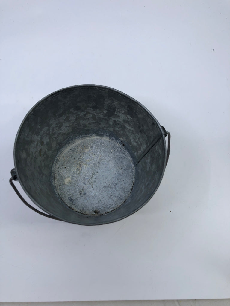 BLACK CAT GALVANIZED METAL BUCKET.