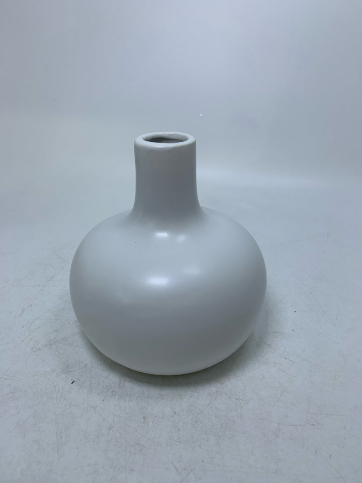 CERAMIC VASE W/ SKINNY NECK.