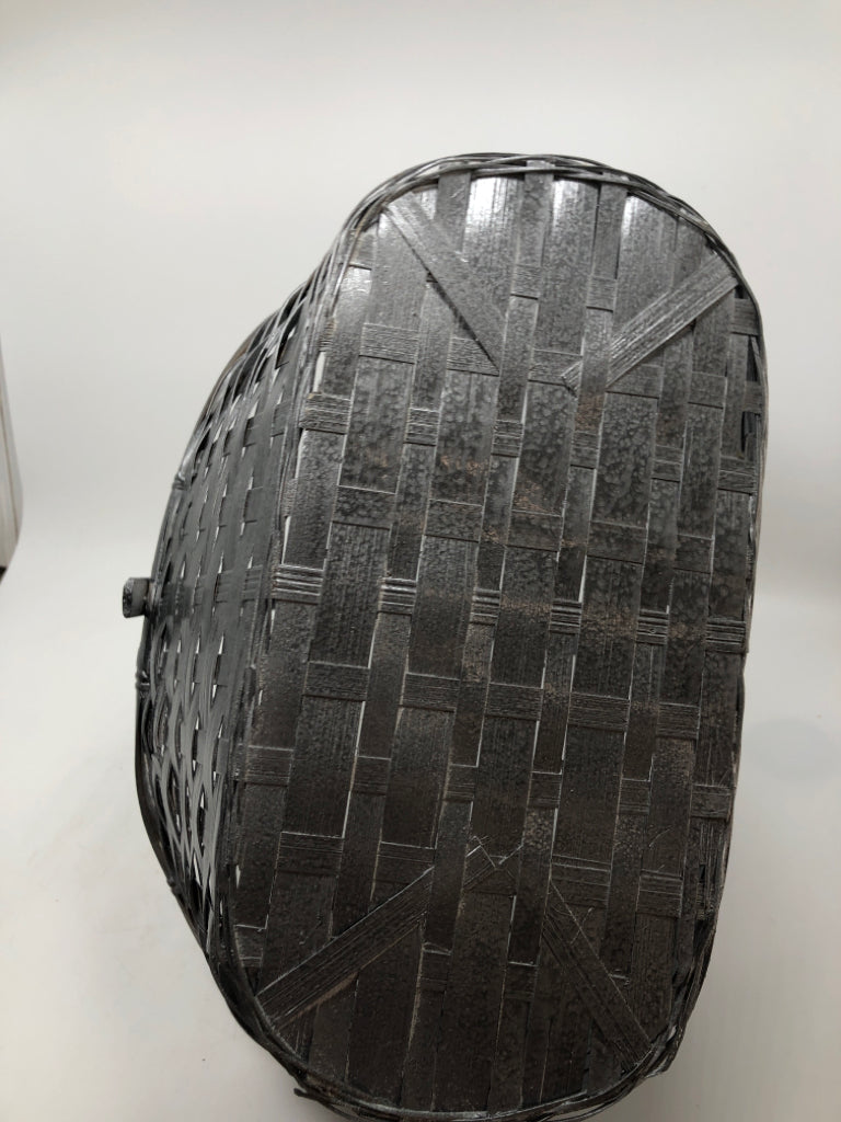 SILVER WICKER BASKET W/HANDLE.