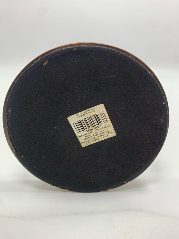 BRONZE AND BLACK PLASTIC PAPER TOWEL HOLDER.
