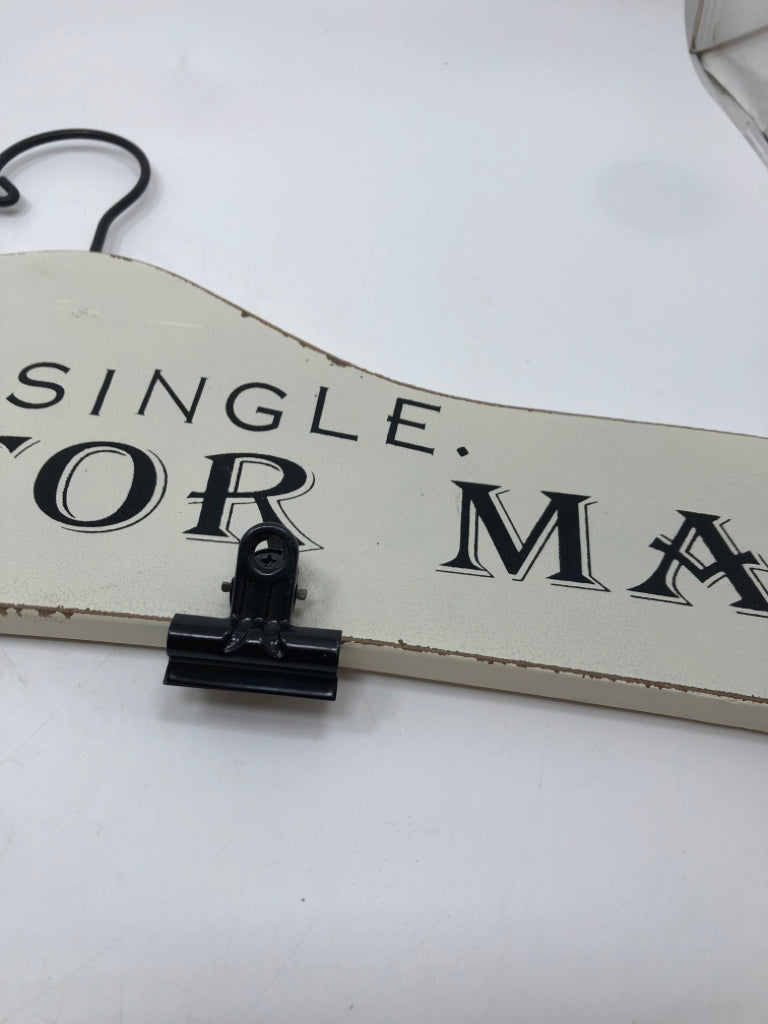 LOOKING FOR MATE WOODEN HANGER DECOR.
