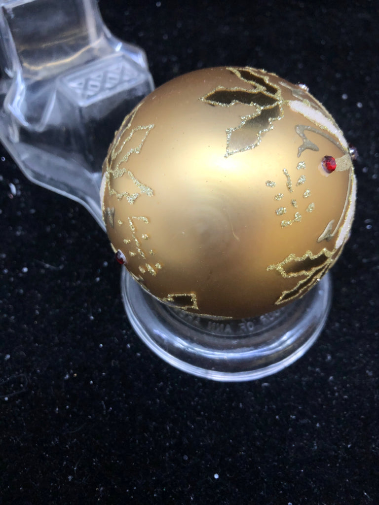 GOLD GLITTER SNOWFLAKE ORNAMENT.