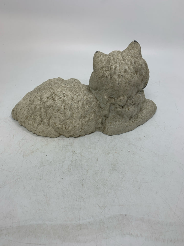 VTG HALLOW CAST IRON PERSIAN LAYING DOWN CAT W/ GREEN EYES.