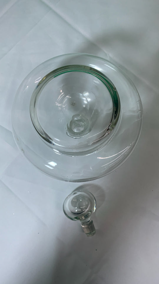 WIDE BASE DECANTER W ROUND STOPPER.