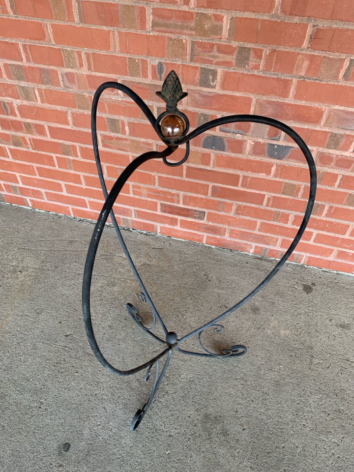 HEART-SHAPED BALANCING PLANT STAND W/GLASS GEM.