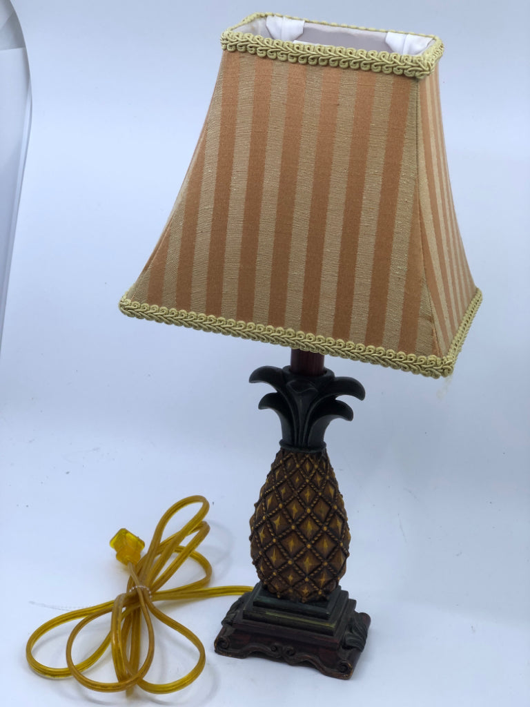 SMALL PINEAPPLE LAMP W SQUARE SHADE.