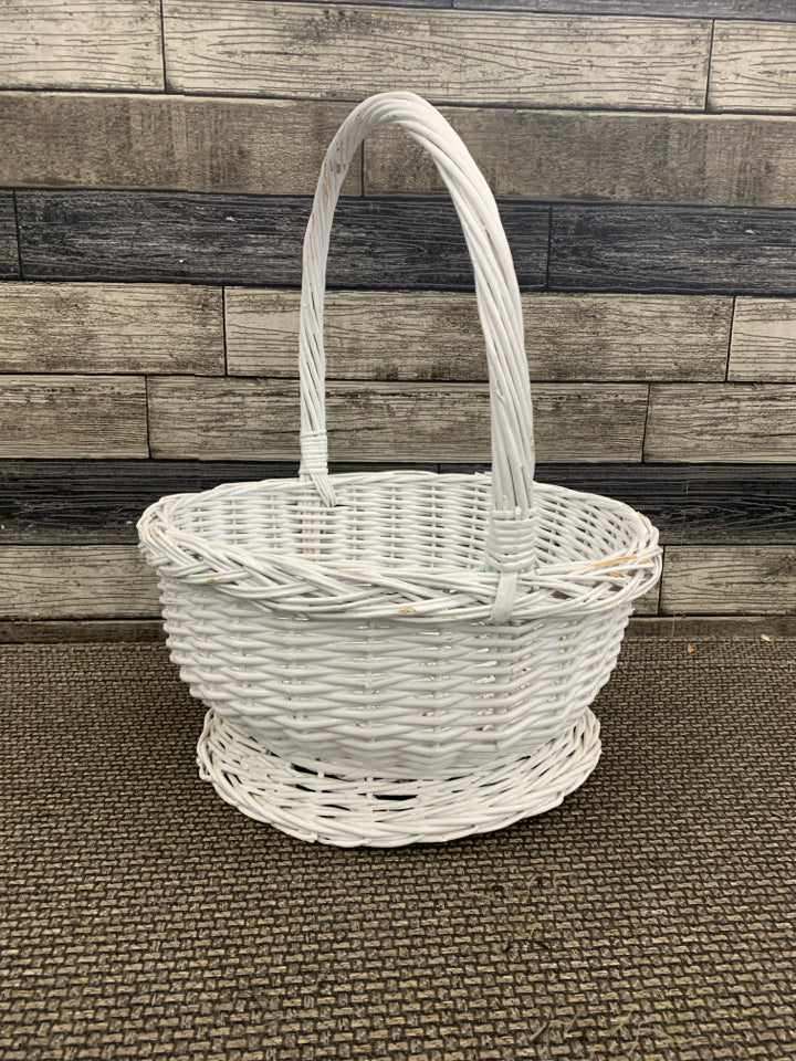 WHITE WICKER FOOTED BASKET W/HANDLE.
