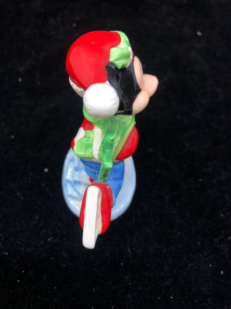 ICE SKATING MICKEY MOUSE.