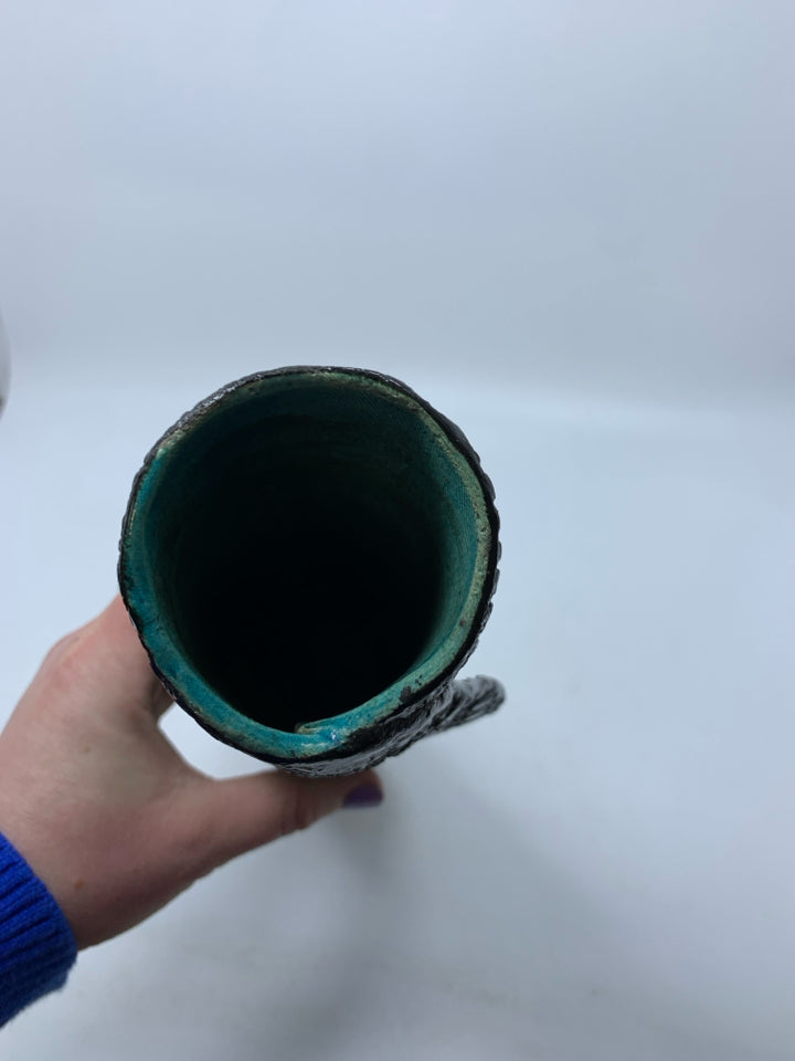ABSTRACT TEAL/BLACK DETAILED VASE.