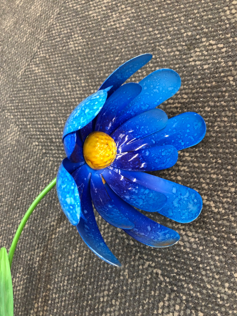 BLUE METAL FLOWER YARD DECOR.
