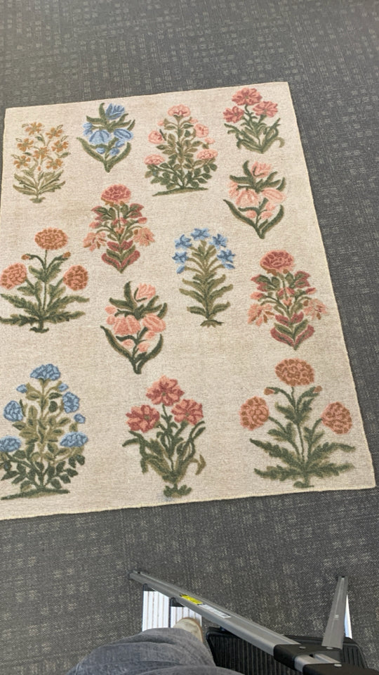 BLOCK FLORAL THRESHOLD RUG.