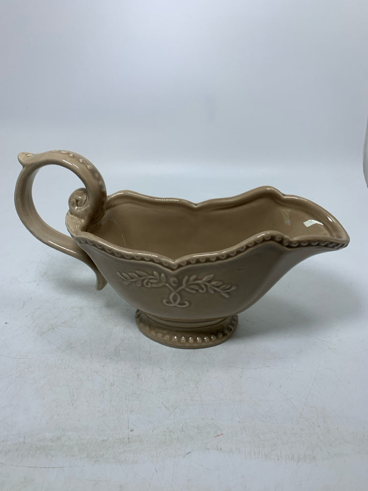 FOOTED GRAVY BOAT W/ BEADED EDGES.