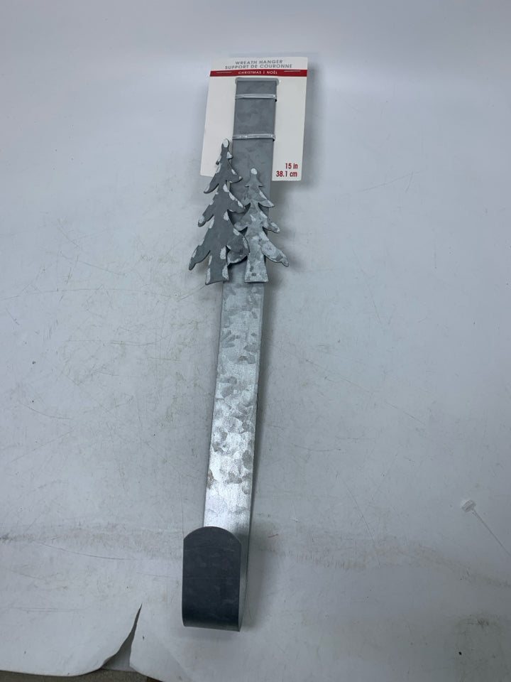 GALVANIZED OVER THE DOOR WREATH HANGER.