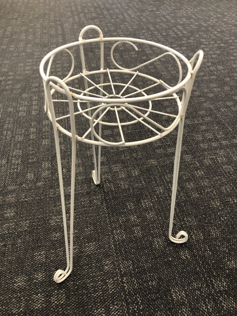 WHITE METAL PLANT STAND.