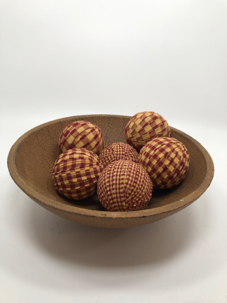 PRIMITIVE WOOD BOWL W/6 RED PLAID FILLER BALLS.