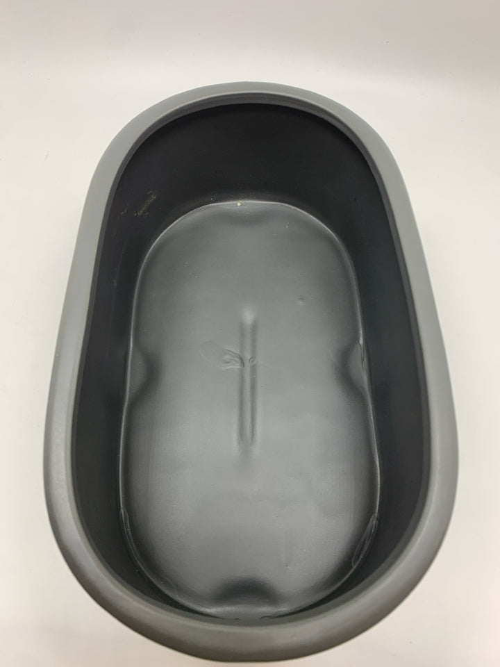 OVAL GREY CERAMIC PLANTER.