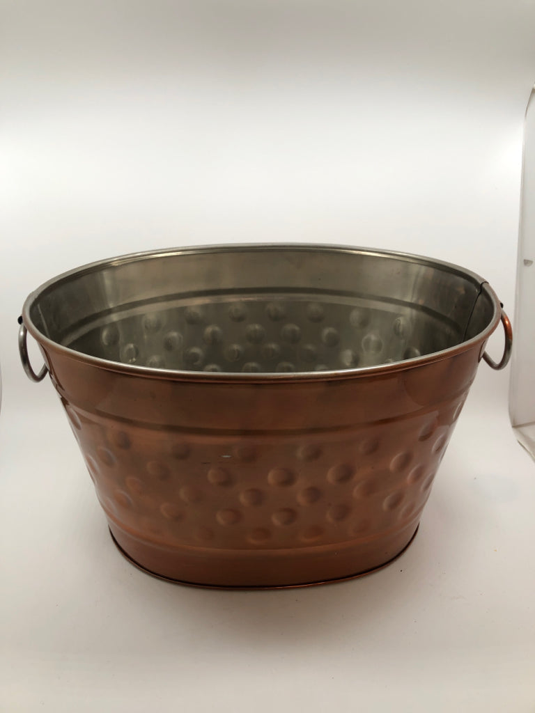 GOLDEN METAL OVAL BUCKET W/HANDLES.