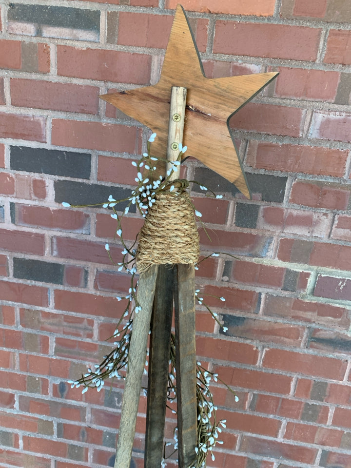 PRIMITIVE DECORATIVE BLACK STAR STAND W/PIP GARLAND.