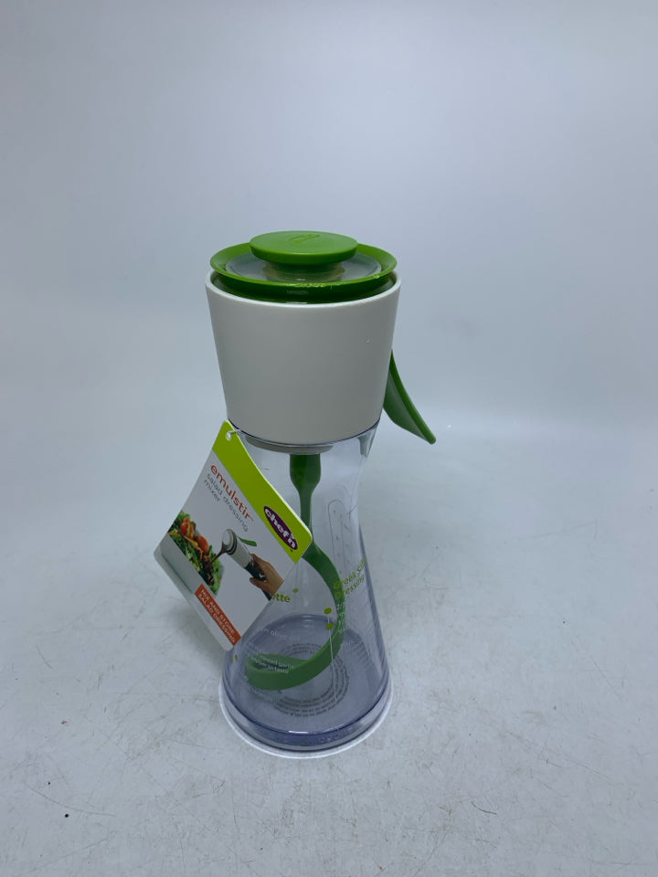 NWT CHEF'N SALAD DRESSING MIXER.