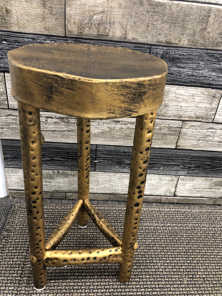 SMALL GOLD BRUSHED TABLE W/RUSTIC DETAILS.