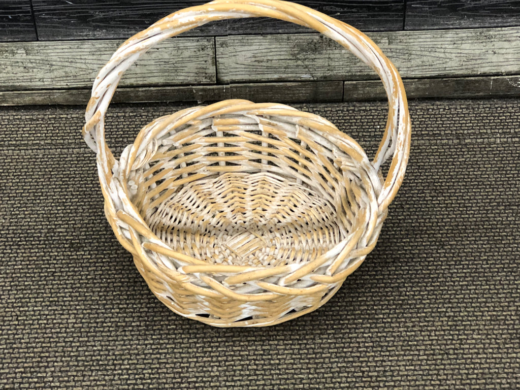 WHITE WASHED ROUND WICKER BASKET.