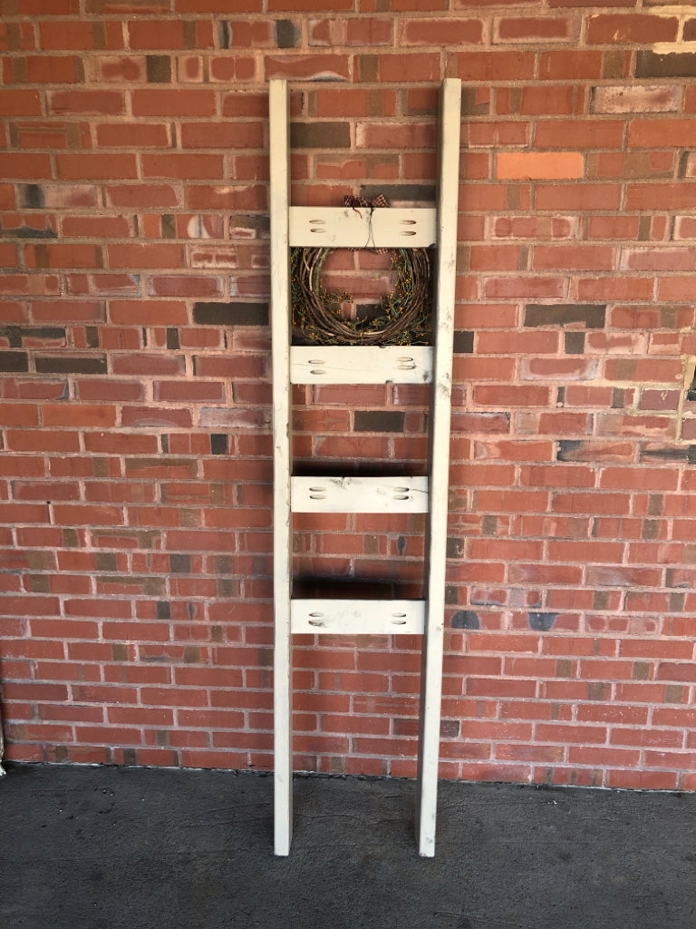 PRIMITIVE LADDER W/WREATH.