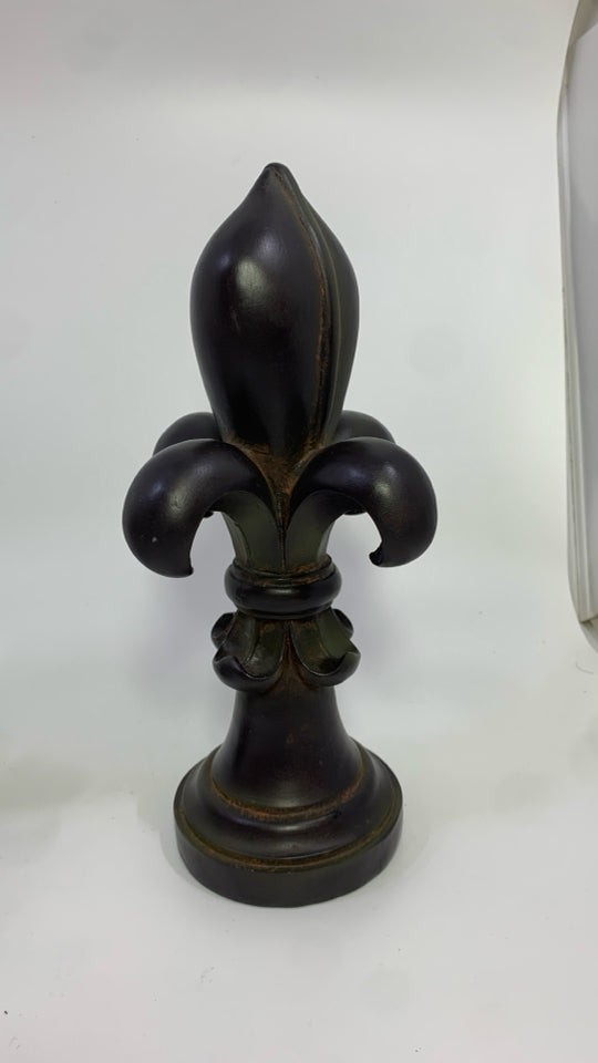 BROWN WOOD FLEUR DE LIS FINIAL DECOR.