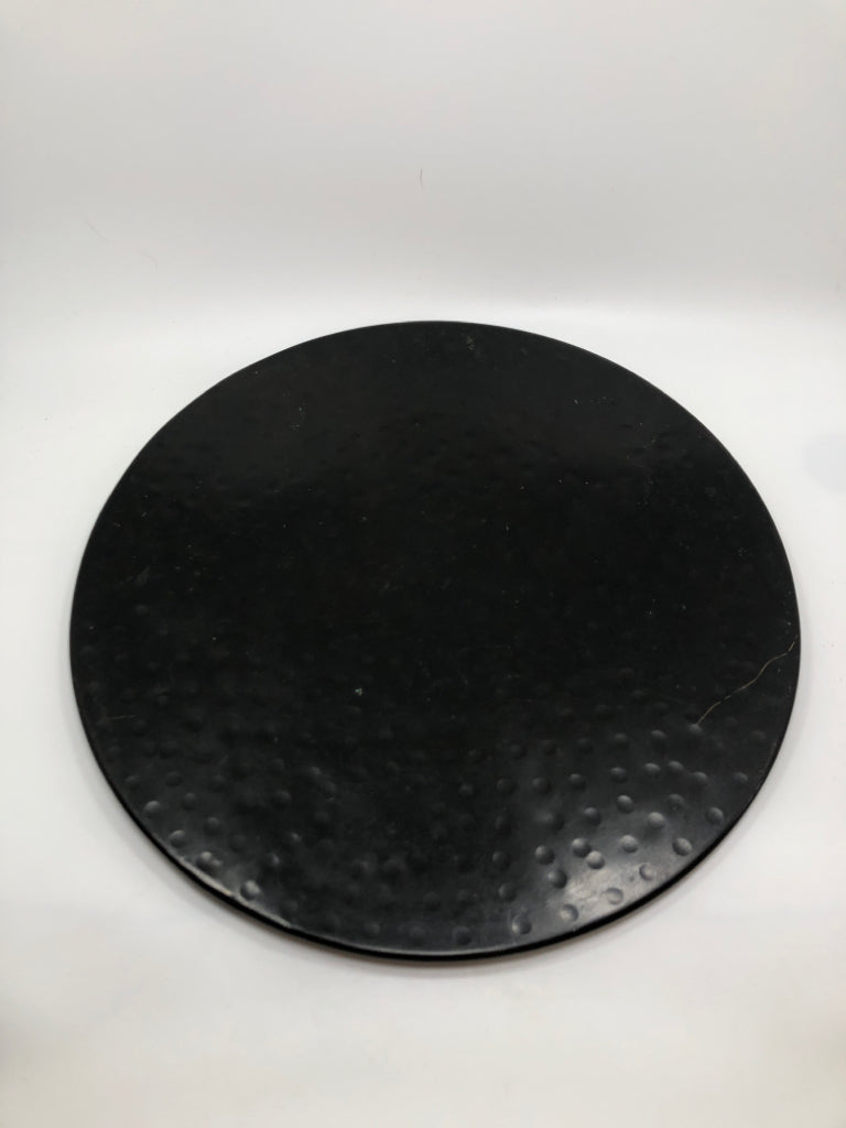 BLACK HAMMERED METAL ACCENT TRAY.