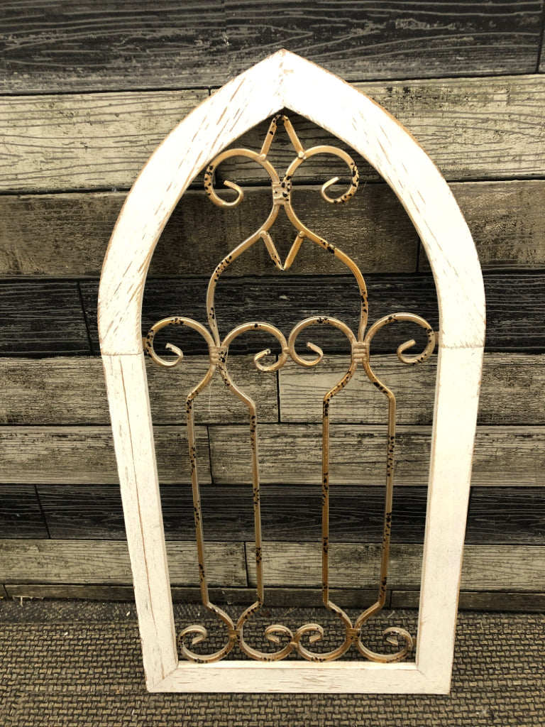 DISTRESSED WHITE ARCH WALL ART W/ METAL CENTER.