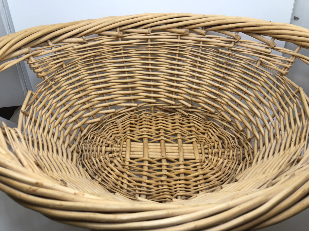 LG LIGHT WOOD BASKET W/HANDLES.