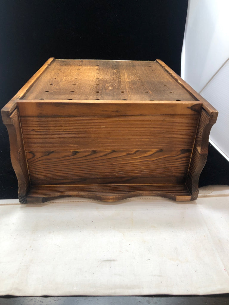 RUSTIC CHICKEN WIRE STORAGE BOX.