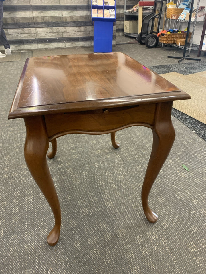 VTG WOODEN SIDE TABLE W/PULL-OUT TRAY.