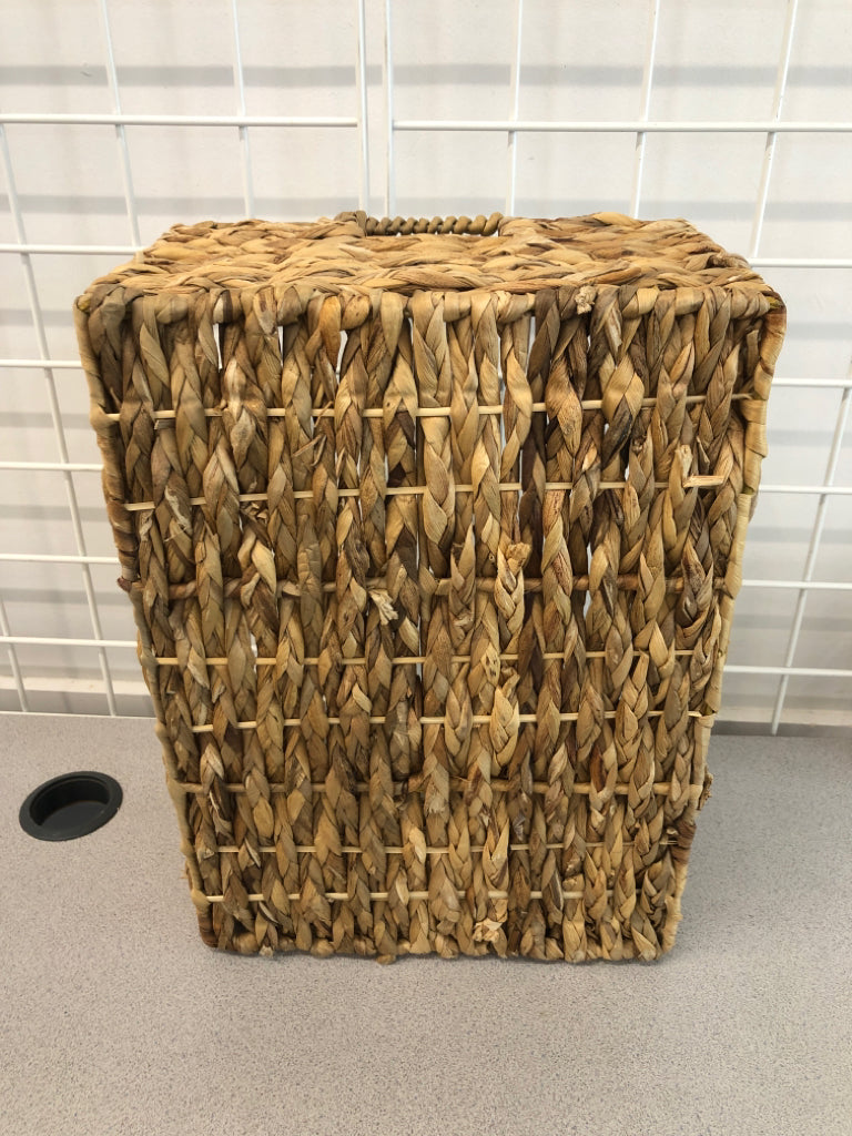 RECTANGLE WOVEN BASKET W/HANDLES.