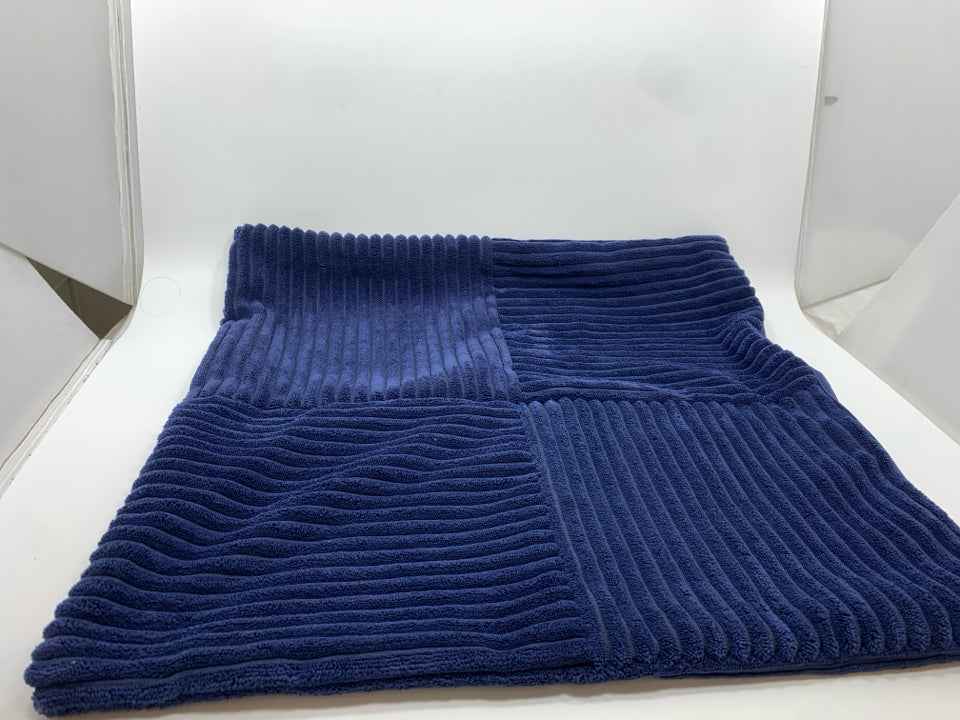 NAVY BLUE RIBBED PILLOW COVER.