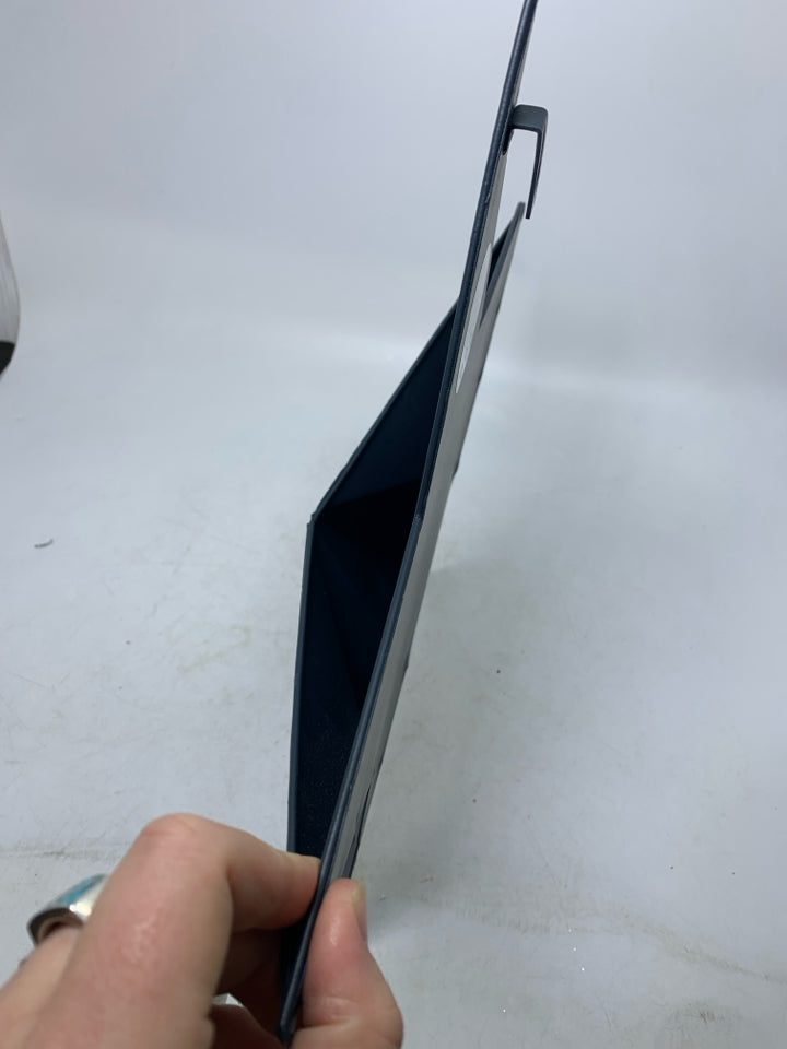 BLUE METAL STAR SHAPED WALL POCKET.
