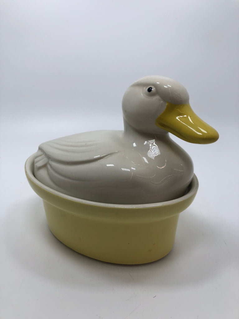 VTG SM HALL CARBONE YELLOW DUCK CASSEROLE DISH.
