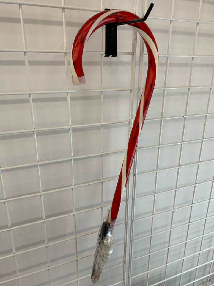 4 LIGHT UP CANDY CANES FOR YARD.