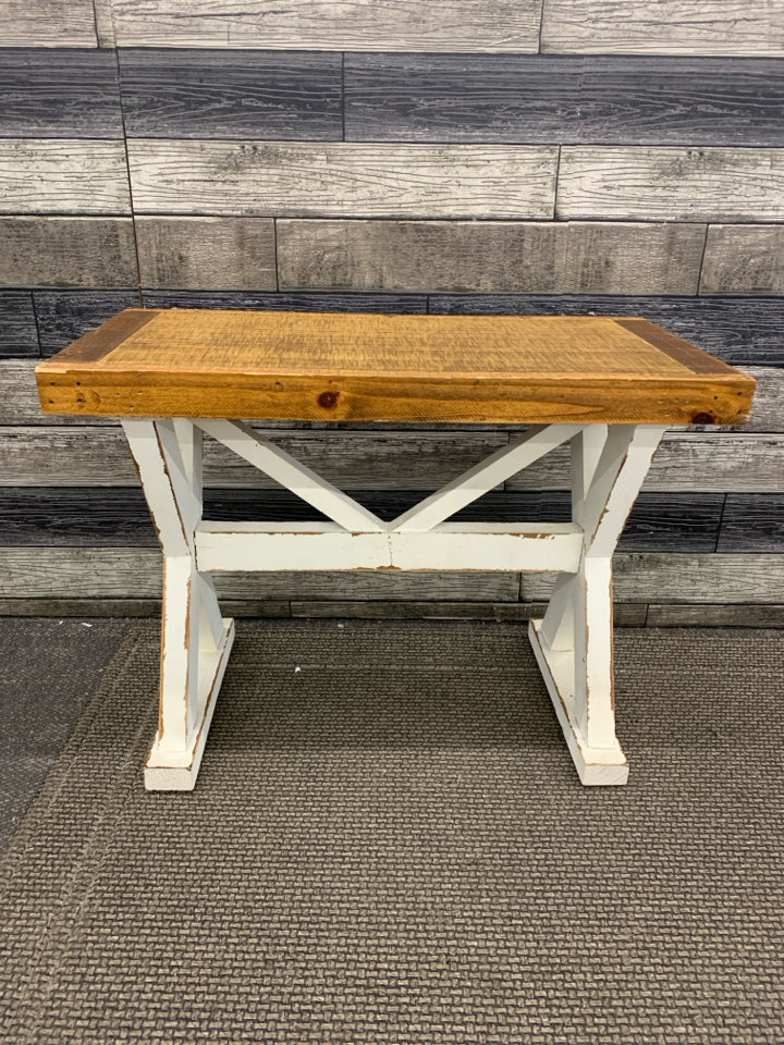 FARMHOUSE STYLE WHITE WOODEN BENCH.