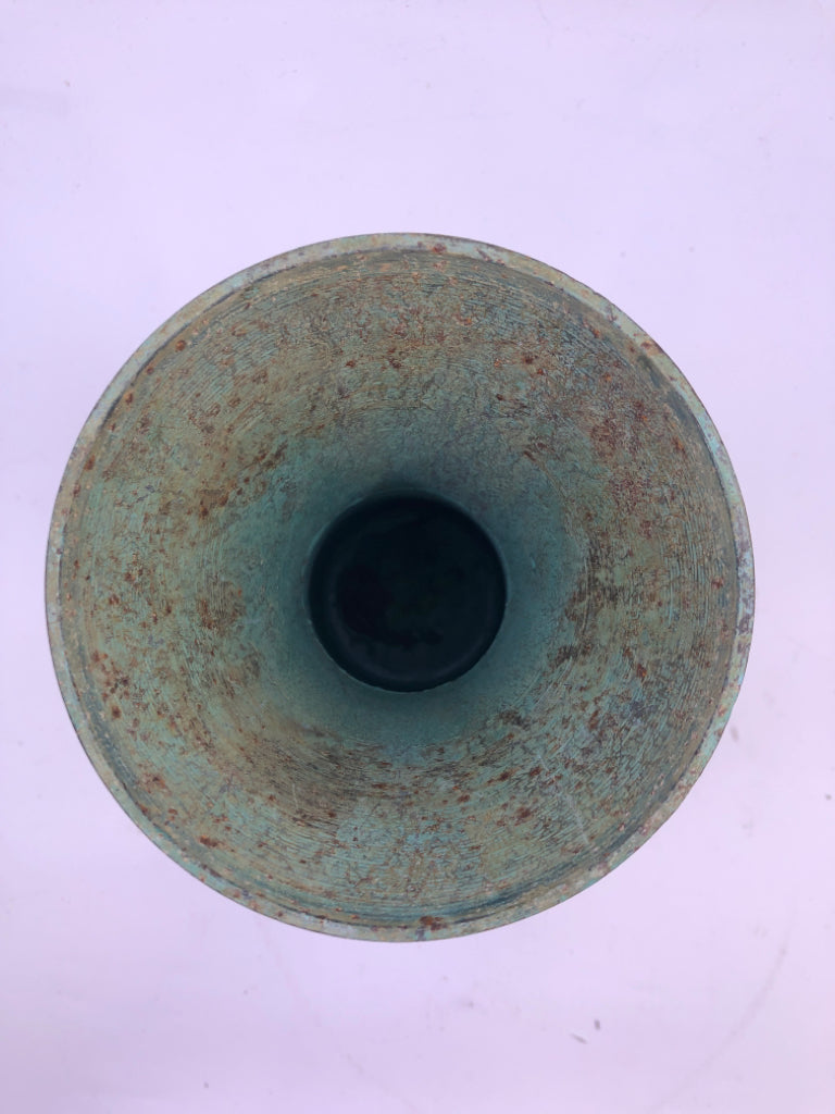 VTG BRASS METAL VASE.