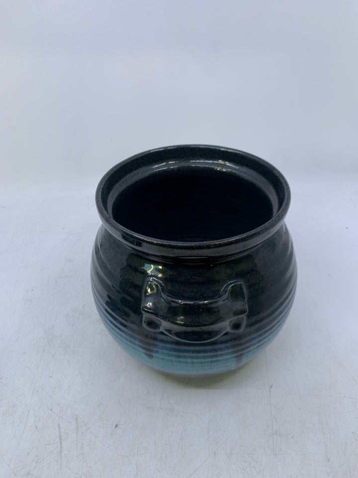 BLUES ABRE GLAZE RIBBED BEAN POT W/ LID HANDLES.