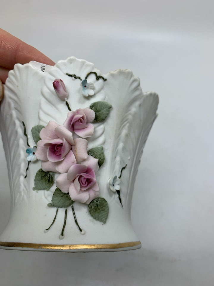 SHORT WHITE VASE W/ 3D FLOWERS GOLD DETAILS.