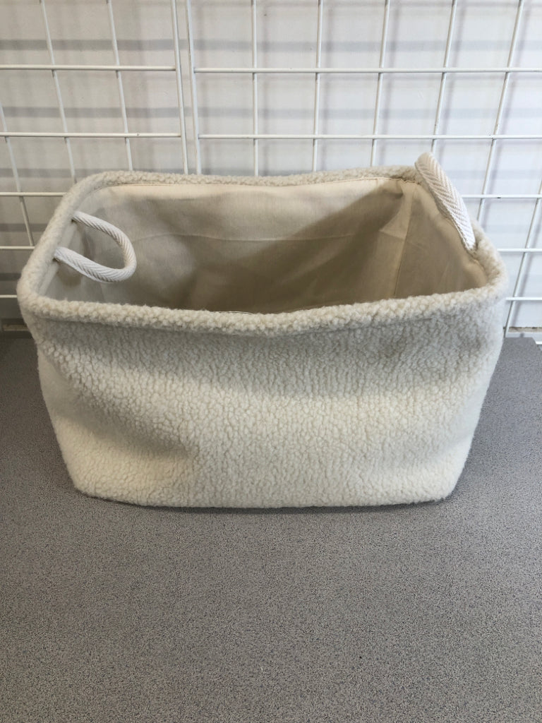 SHERPA STORAGE BIN W/HANDLES.