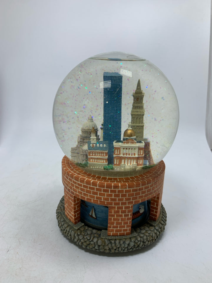 NIB LORD AND TAYLOR BOSTON MUSICAL SNOW GLOBE.