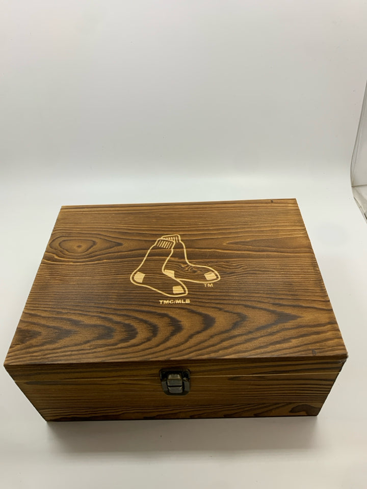2 RED SOX ROCKS GLASS WHISKEY SET IN WOOD BOX.