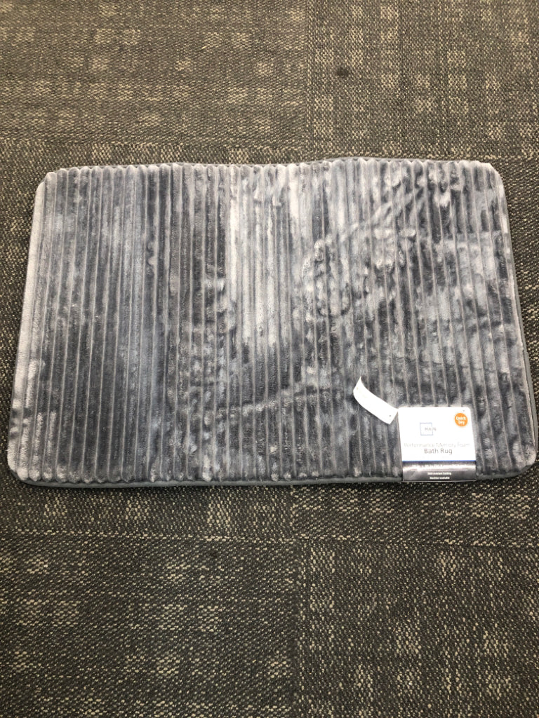 NWT GRAY MEMORY FOAM BATH RUG.