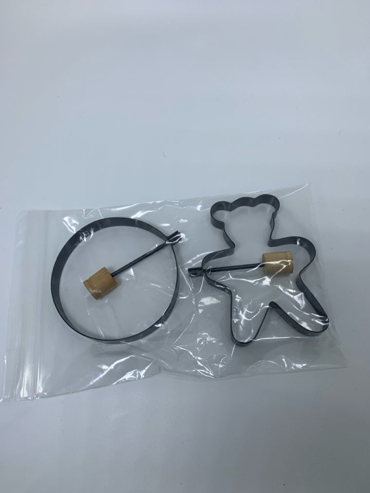 2 METAL MOLDS IN BAG BEAR/CIRCLE.