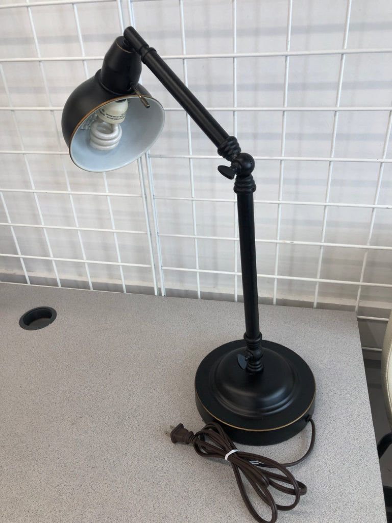 BLACK METAL LAMP W/ADJUSTABLE ARM.